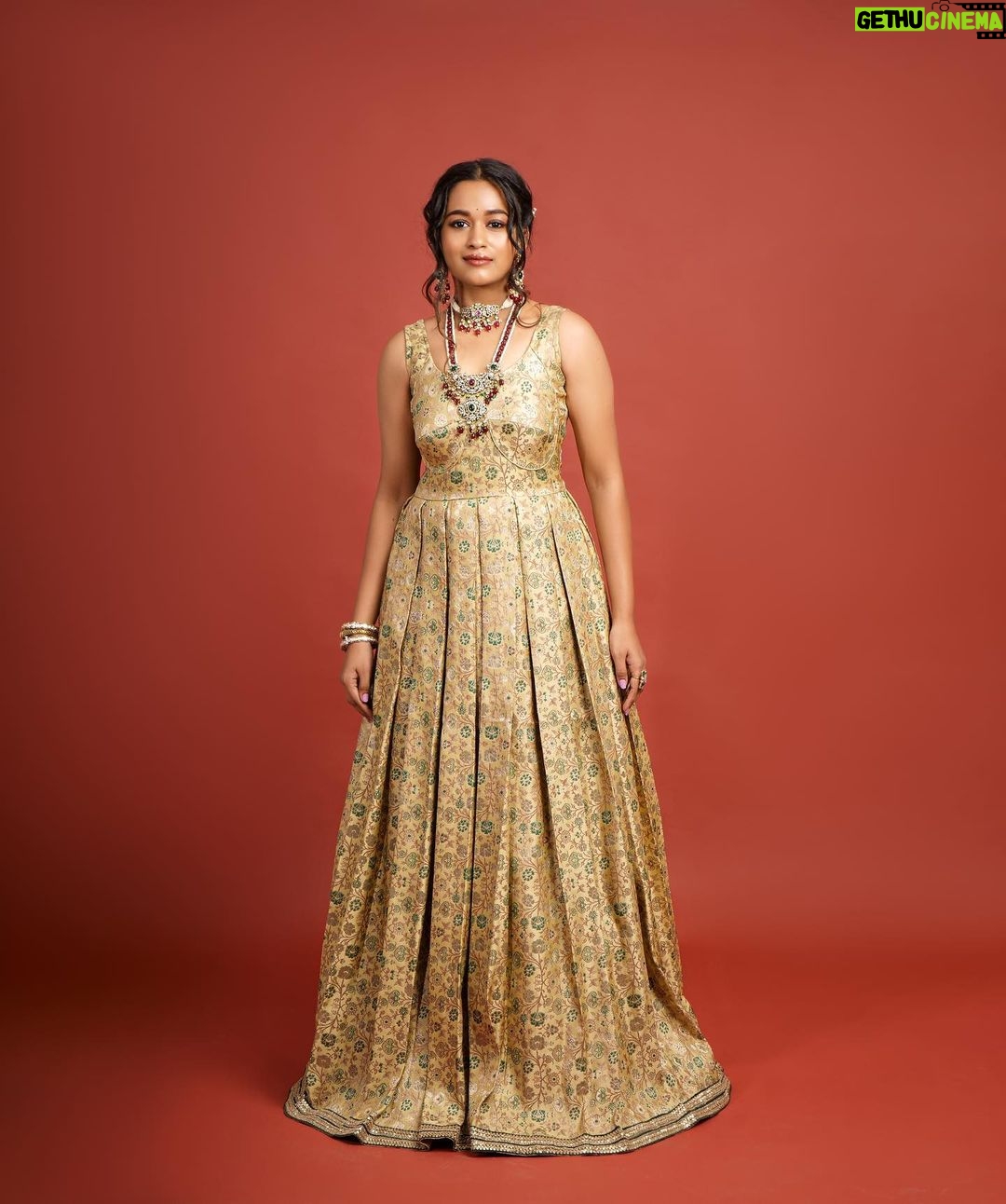 Kaavya Arivumani Instagram - I caught u looking at me 👀👑 My recent fav shoot🫶🏻❤️ @indu_ig @makeupidaya @fineshinejewels @_.nevedhitha._ @sabitha_seenu_hairstylist @en.nizharpadam @magariga_couture #kaavya#kaavyaarivumani