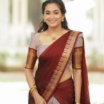 Kaavya Arivumani Instagram - இனிய தீபாவளி நல்வாழ்த்துக்கள் 🩷✨ Costumes - @kaarigai.sarees Photographer - @camerasenthil Makeup - @jeevya_makeoverartistry Hair - @purpleplusnagu Shoot by @rrajeshananda #kaavya#kaavyaarivumani