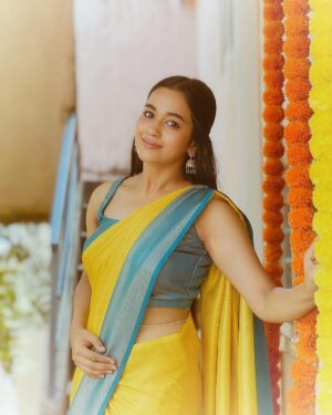 Kaavya Arivumani Instagram - மஞ்சள் வெயில்
மாலையிலே 💛
Saree:@rs_fashionss_ 
Blouse:@nalinam_boutique ✨
#kaavya#kaavyaarivumani