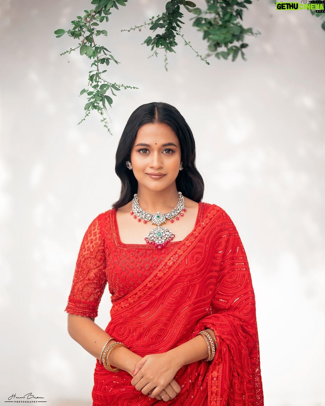 Kaavya Arivumani Instagram - Red nga❤️comment a song for the look 🌸 Team🌸🥰 Styled by @indu_ig 💕Fav🫡 Mua:@deepz_beautyjourney 👗@yaradesigners Hair:@deepika_hairstyles 📸@haran_official_ 💍@stylorisilver #kaavya#kaavyaarivumani #instagram#cinema