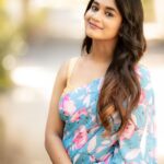 Kaavya Arivumani Instagram - Suggest me a caption ? 🌸💙 Team💛 @camerasenthil @rrajeshananda @ivalinmabia @mani_stylist_ @priya_dharshini_makeupartist #kaavya#kaavyaarivumani #instagram #instamood #cinematic