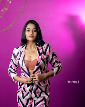 Kaavya Arivumani Instagram - Looking at u’

📸@studio_d_weddings 
@pictures_by_dhinesh_siva 
💄@jeevya_makeoverartistry 
Styling by @keziah_costume_stylist 
👗@andril_by_twinmoon 

#kaavya#kaavyaarivumani #instagood #instagram #cinema#success#kollywood#tamil