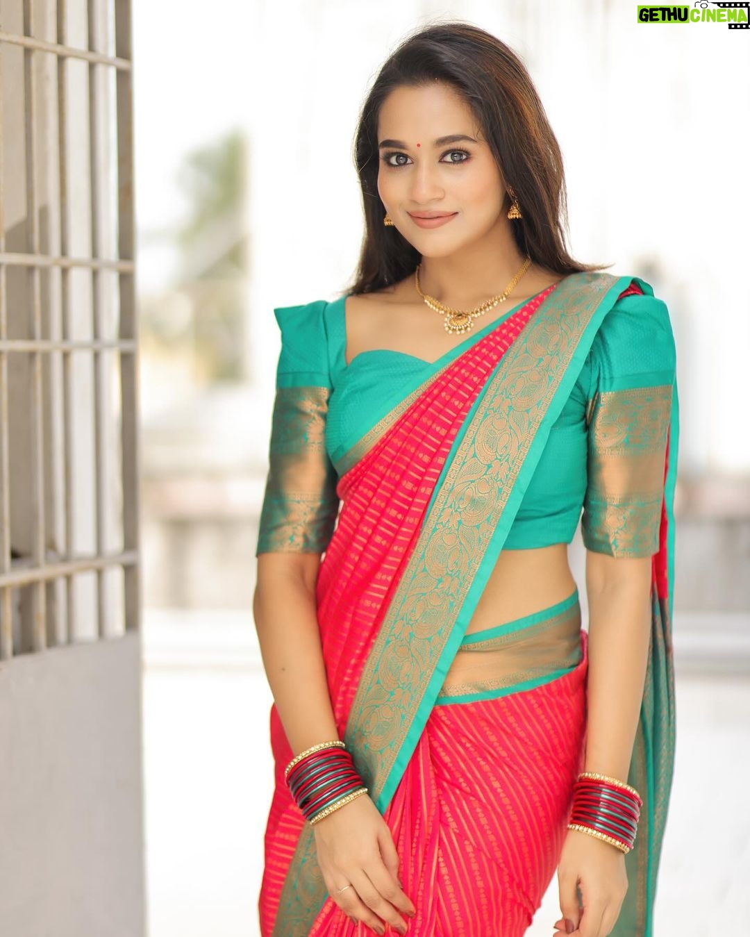 Kaavya Arivumani Instagram - Kanimozhiyae❤️ Muah:@jeevya_makeoverartistry ❤️beautifully draped thesaree and makeup 😌❤️ Favourite saree💙:@_sindhufashions_ Loving this series shot by :@prismatic_photography_7 Blouse enhanced this look ☺️:@askcouture.7