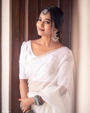 Kaavya Arivumani Instagram - Got ready for 2023 with all power and peace !✨🤍!
Are u ready ?

.
 shot by @haran_official_ 

Styled by @indu_ig 
Makeup @deepz_beautyjourney 
Drapist @noormakeup_mehndi 
Hair do @deepika_hairstyles 
Outfit @theneedlecraft.world 
Jewelry @the_beta_girl 

Location partner @marutham.village.resort

.
.

#kaavya#kaavyaarivumani #cinema#tamil #tamilcinema #instagram #newyear2023 #2023