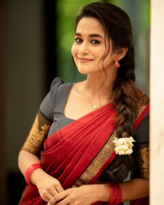Kaavya Arivumani Instagram - இனிய இனியா..♥️ @ivalinmabia @camerasenthil @priya_dharshini_makeupartist @mani_stylist_ @rrajeshananda #kaavya#kaavyaarivumani #pastels#chennai #tamilponnu #tamil #traditional #success #tamilcinema #chennaidiaries