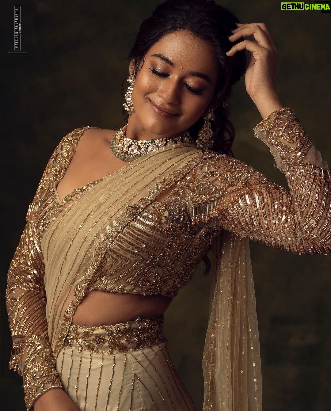 Kaavya Arivumani Instagram - Dipping In Gold ✨ .. .. Recent work for @studio149 with @kaavyaarivumanioffl ✨ .. .. Co Styled by @indu_ig ✨ .. .. Makeup & Hair @chisellemakeupandhair ✨ .. .. Jewellery @mspinkpantherjewel ✨ .. .. Backdrops from @mizubackdrops ✨ .. .. #chennaifashion #chennaimodel #she #tribal #experimentalfashion #pastels #tones #gameoftones #prashunprashanthsridhar #gold #miral #raw #prashunprashanth #chennaifashionphotographer #goldsaree #goldlehanga #chennaifashionphotography #chennaicommercialphotographer Chennai, India