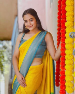 Kaavya Arivumani Instagram - மஞ்சள் வெயில்
மாலையிலே 💛
Saree:@rs_fashionss_ 
Blouse:@nalinam_boutique ✨
#kaavya#kaavyaarivumani