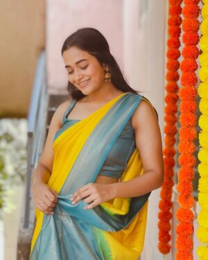 Kaavya Arivumani Instagram - மஞ்சள் வெயில்
மாலையிலே 💛
Saree:@rs_fashionss_ 
Blouse:@nalinam_boutique ✨
#kaavya#kaavyaarivumani