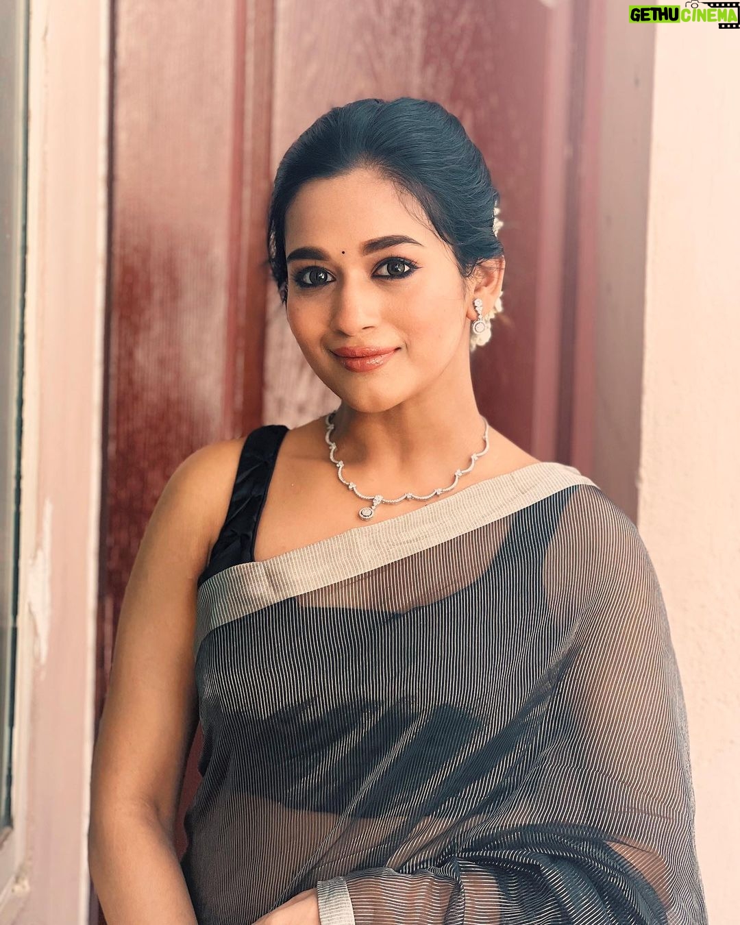 Kaavya Arivumani Instagram - Andddd thennnn black 📸🌪️ For the trailer launch of Ripubry ! Saree:@thepallushop Makeup and hair :@jeevya_makeoverartistry #kaavya#kaavyaarivumani
