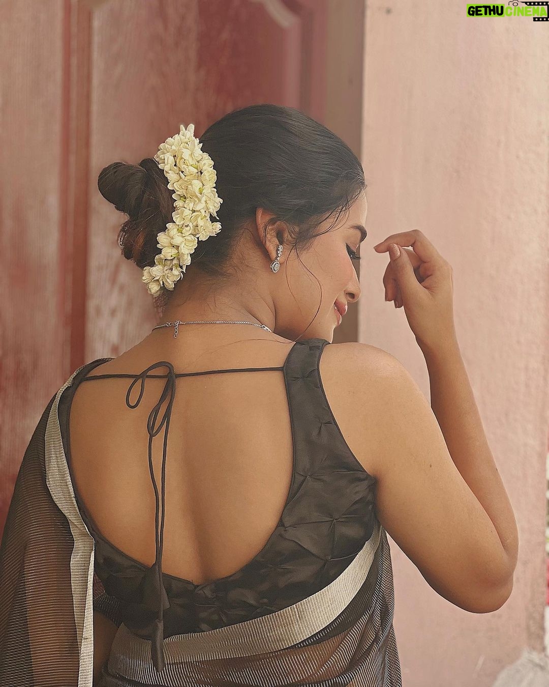 Kaavya Arivumani Instagram - Andddd thennnn black 📸🌪️ For the trailer launch of Ripubry ! Saree:@thepallushop Makeup and hair :@jeevya_makeoverartistry #kaavya#kaavyaarivumani