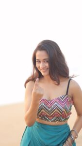 Kaavya Arivumani Instagram - Karupaayi 💙 @sri_boutique_byprema @dhanush__photography #kaavya#kaavyaarivumani