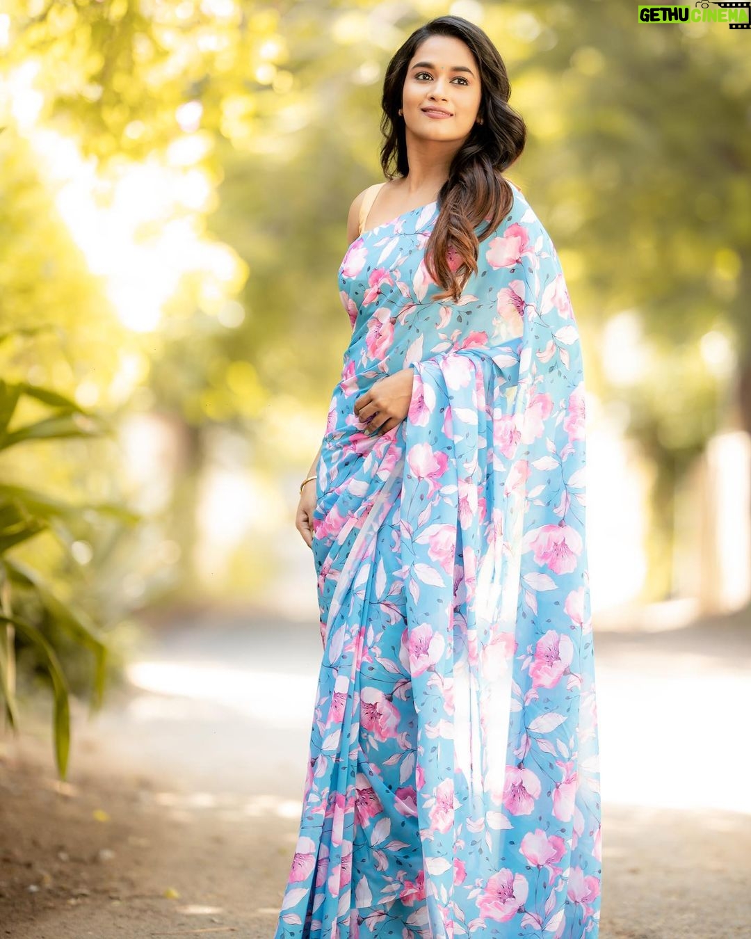Kaavya Arivumani Instagram - Suggest me a caption ? 🌸💙 Team💛 @camerasenthil @rrajeshananda @ivalinmabia @mani_stylist_ @priya_dharshini_makeupartist #kaavya#kaavyaarivumani #instagram #instamood #cinematic
