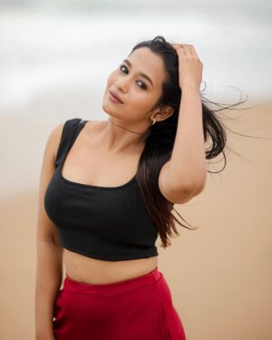 Kaavya Arivumani Instagram - I’m fireproof ., there’s nothing u can do .,
Just run away., coz I’m here to stay !🌠

@dhanush__photography 
@jee_makeupartistry 

.

#kaavya#kaavyaarivumani #cinema#instagram#instagood #instadailyphoto #tamilsongs