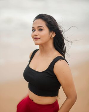 Kaavya Arivumani Instagram - I’m fireproof ., there’s nothing u can do .,
Just run away., coz I’m here to stay !🌠

@dhanush__photography 
@jee_makeupartistry 

.

#kaavya#kaavyaarivumani #cinema#instagram#instagood #instadailyphoto #tamilsongs