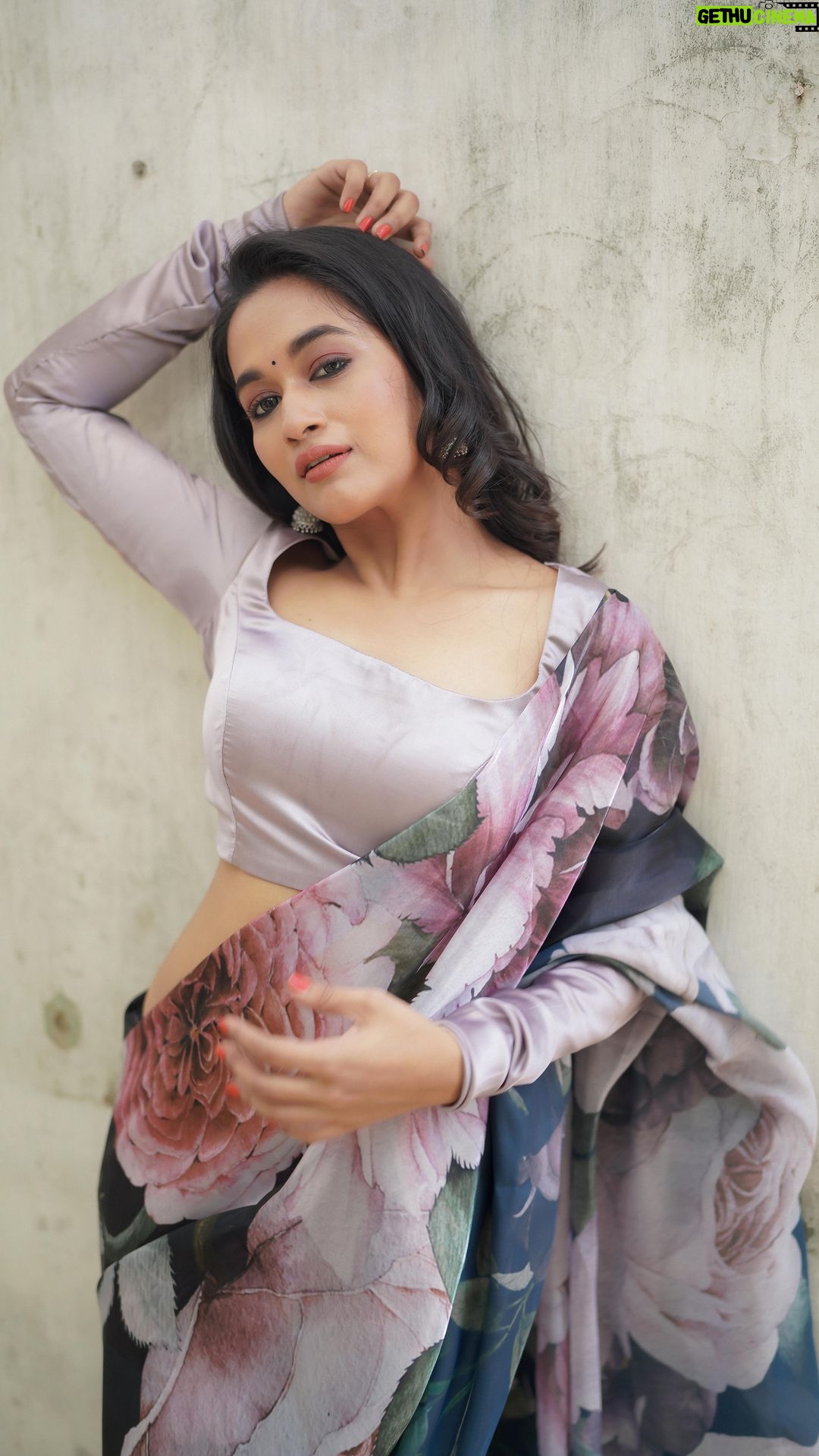 Kaavya Arivumani Instagram - Be all that you can be ❤️🦋 Costumes - @kaarigai.sarees Photographer - @camerasenthil Makeup - @jeevya_makeoverartistry Hair - @purpleplusnagu Shoot Organized by @rrajeshananda #kaavya#kaavyaarivumani