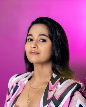 Kaavya Arivumani Instagram - Looking at u’

📸@studio_d_weddings 
@pictures_by_dhinesh_siva 
💄@jeevya_makeoverartistry 
Styling by @keziah_costume_stylist 
👗@andril_by_twinmoon 

#kaavya#kaavyaarivumani #instagood #instagram #cinema#success#kollywood#tamil