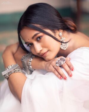 Kaavya Arivumani Instagram - Got ready for 2023 with all power and peace !✨🤍!
Are u ready ?

.
 shot by @haran_official_ 

Styled by @indu_ig 
Makeup @deepz_beautyjourney 
Drapist @noormakeup_mehndi 
Hair do @deepika_hairstyles 
Outfit @theneedlecraft.world 
Jewelry @the_beta_girl 

Location partner @marutham.village.resort

.
.

#kaavya#kaavyaarivumani #cinema#tamil #tamilcinema #instagram #newyear2023 #2023