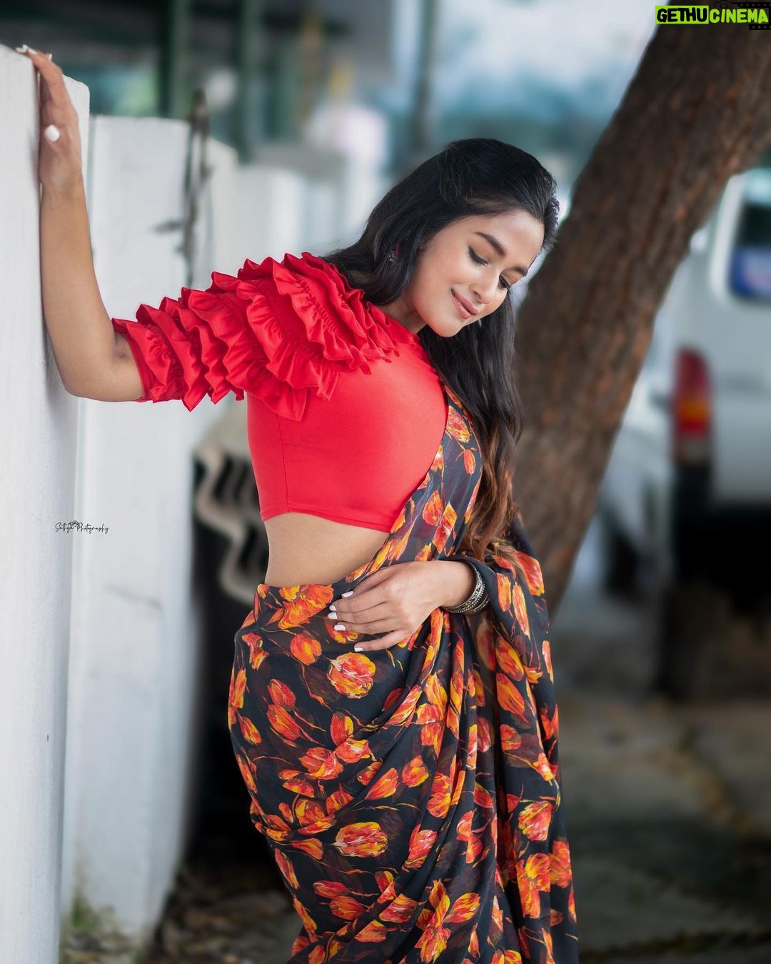 Kaavya Arivumani Instagram - இளங்காத்து வீசுதே🌺 @sathyaphotography3