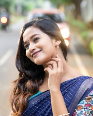 Kaavya Arivumani Instagram - நீ நிஜம் தானா இல்லை நிழல் தானா
பதில் கேட்கிறேன் கிடைக்காதா?🫶🏻
Cute silver earring :@dasya.in 
@dhanush__photography 
@jeevya_makeoverartistry 
@ever_green_fashion 
.

#kaavya#kaavyaarivumani