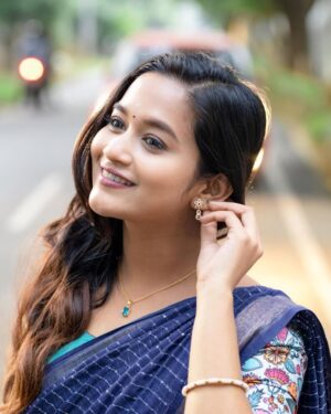 Kaavya Arivumani Instagram - நீ நிஜம் தானா இல்லை நிழல் தானா
பதில் கேட்கிறேன் கிடைக்காதா?🫶🏻
Cute silver earring :@dasya.in 
@dhanush__photography 
@jeevya_makeoverartistry 
@ever_green_fashion 
.

#kaavya#kaavyaarivumani