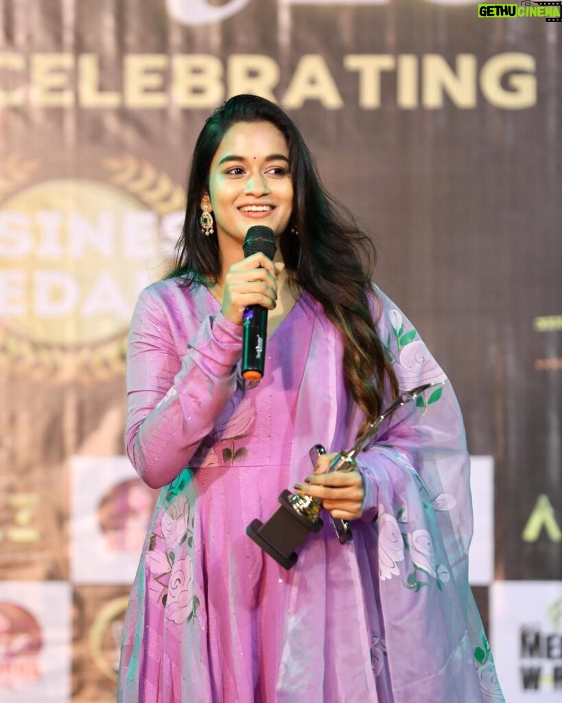 Kaavya Arivumani Instagram - “Star icon of the year 2022”✨ Some much needed motivation ! ✨ Thanks for the recognition,Thankyou for the love and support ! azubha_official @showreelmagazine Thanks for the good pictures ! @professional_madrasi @raghul_raghupathy Beautiful outfit from ., @fiorebymalar_ Styled by @keziah_costume_stylist Thankyou so much ., my dear., Instafam,family,friends ,and my lovely fans!❤️🫶🏻 #gratitude #kaavya#kaavyaarivumani