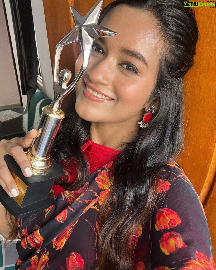 Kaavya Arivumani Instagram - “Star icon of the year 2022”✨ Some much needed motivation ! ✨ Thanks for the recognition,Thankyou for the love and support ! azubha_official @showreelmagazine Thanks for the good pictures ! @professional_madrasi @raghul_raghupathy Beautiful outfit from ., @fiorebymalar_ Styled by @keziah_costume_stylist Thankyou so much ., my dear., Instafam,family,friends ,and my lovely fans!❤️🫶🏻 #gratitude #kaavya#kaavyaarivumani