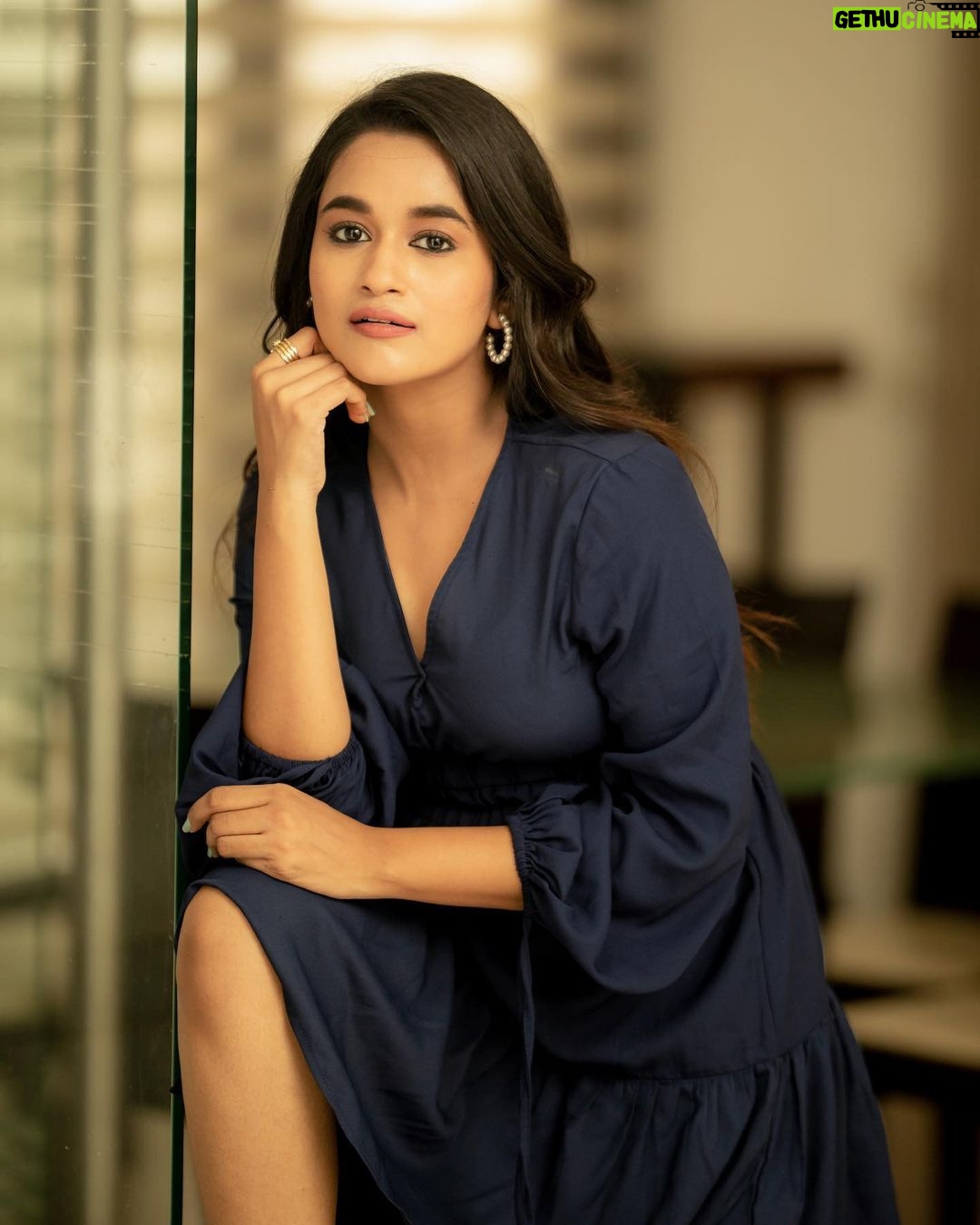 Kaavya Arivumani Instagram - Inky girlyy 💙 @priya_dharshini_makeupartist @mani_stylist_ @camerasenthil @rrajeshananda #kaavya#kaavyaarivumani