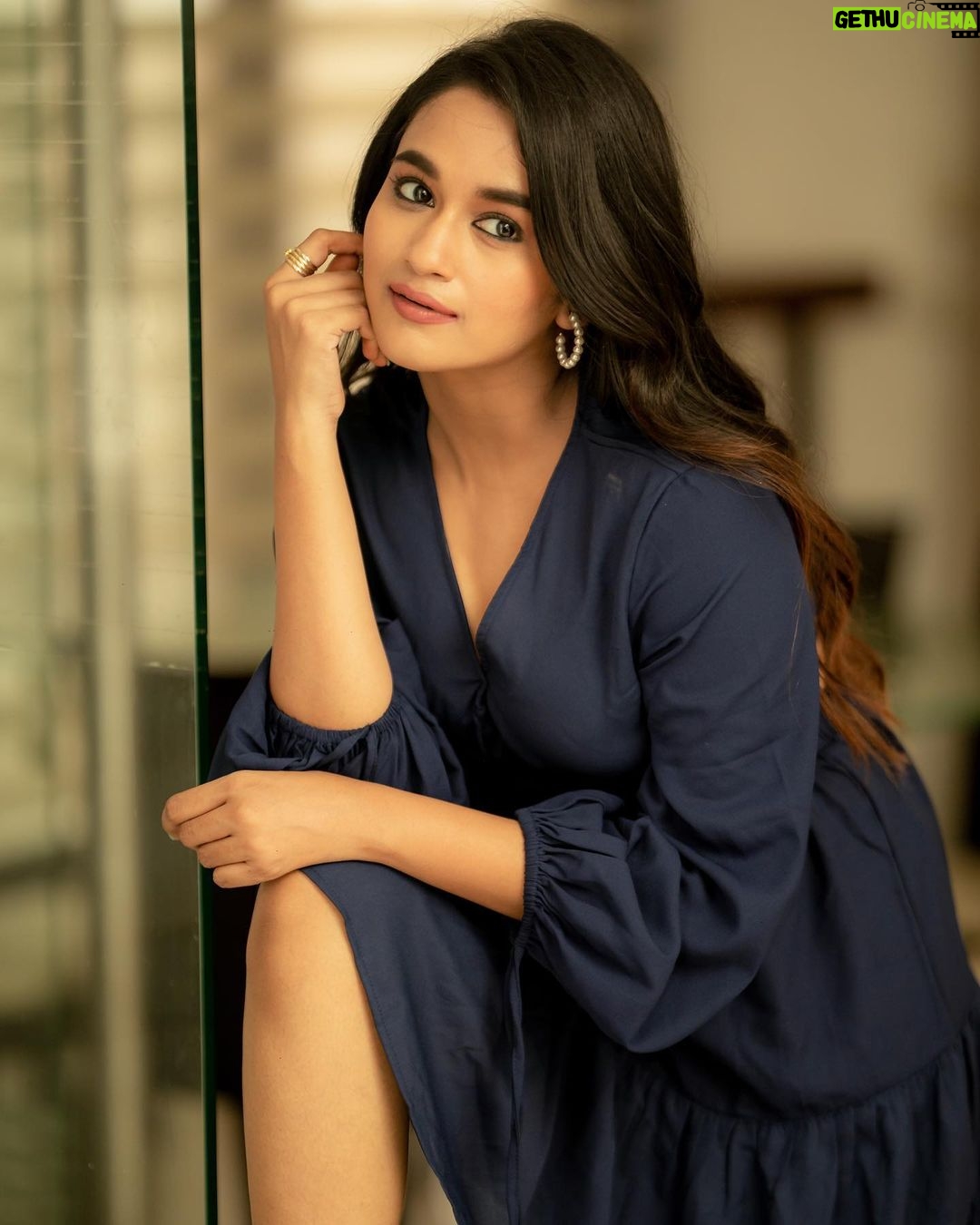 Kaavya Arivumani Instagram - Inky girlyy 💙 @priya_dharshini_makeupartist @mani_stylist_ @camerasenthil @rrajeshananda #kaavya#kaavyaarivumani