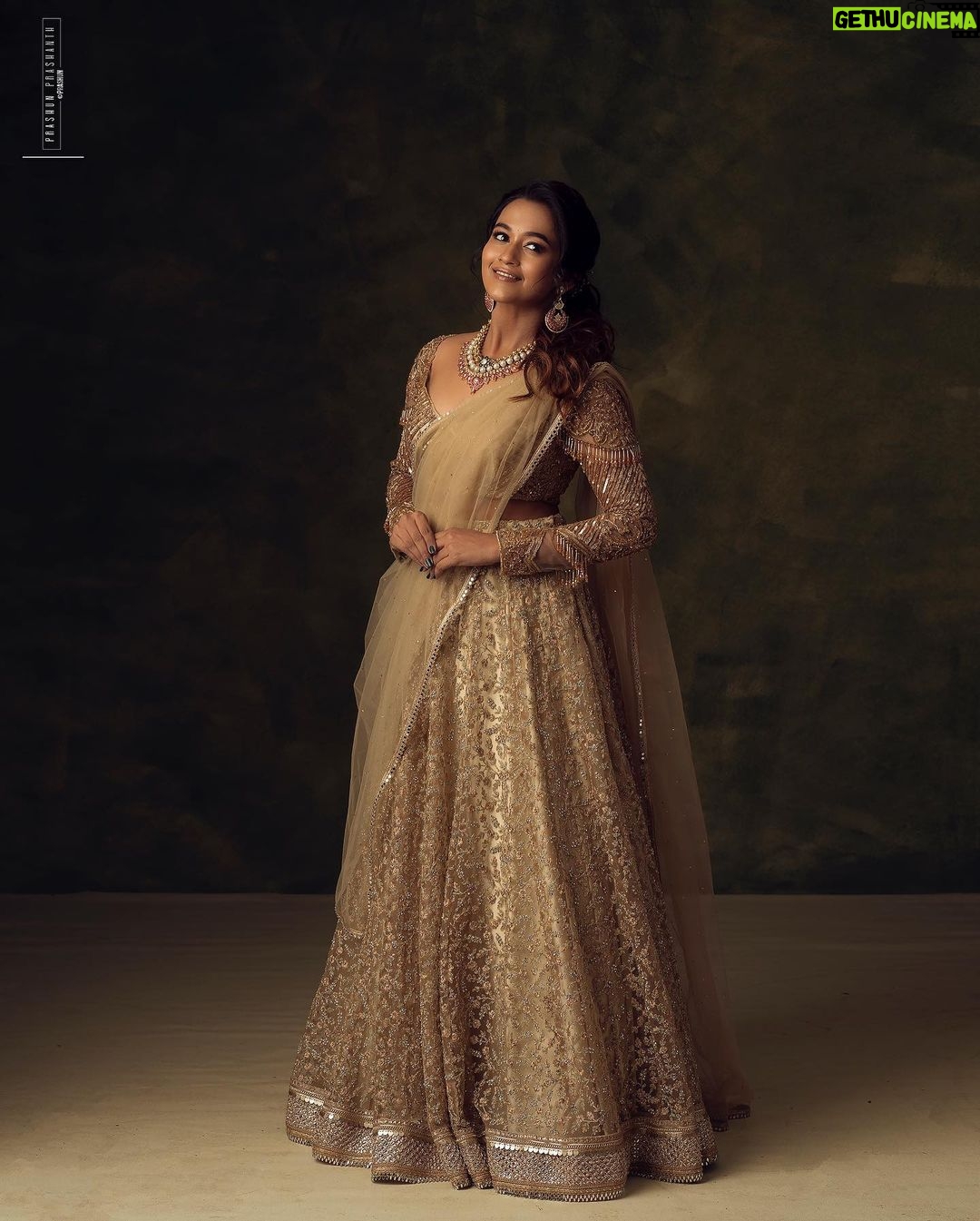 Kaavya Arivumani Instagram - Dipping In Gold ✨ .. .. Recent work for @studio149 with @kaavyaarivumanioffl ✨ .. .. Co Styled by @indu_ig ✨ .. .. Makeup & Hair @chisellemakeupandhair ✨ .. .. Jewellery @mspinkpantherjewel ✨ .. .. Backdrops from @mizubackdrops ✨ .. .. #chennaifashion #chennaimodel #she #tribal #experimentalfashion #pastels #tones #gameoftones #prashunprashanthsridhar #gold #miral #raw #prashunprashanth #chennaifashionphotographer #goldsaree #goldlehanga #chennaifashionphotography #chennaicommercialphotographer Chennai, India