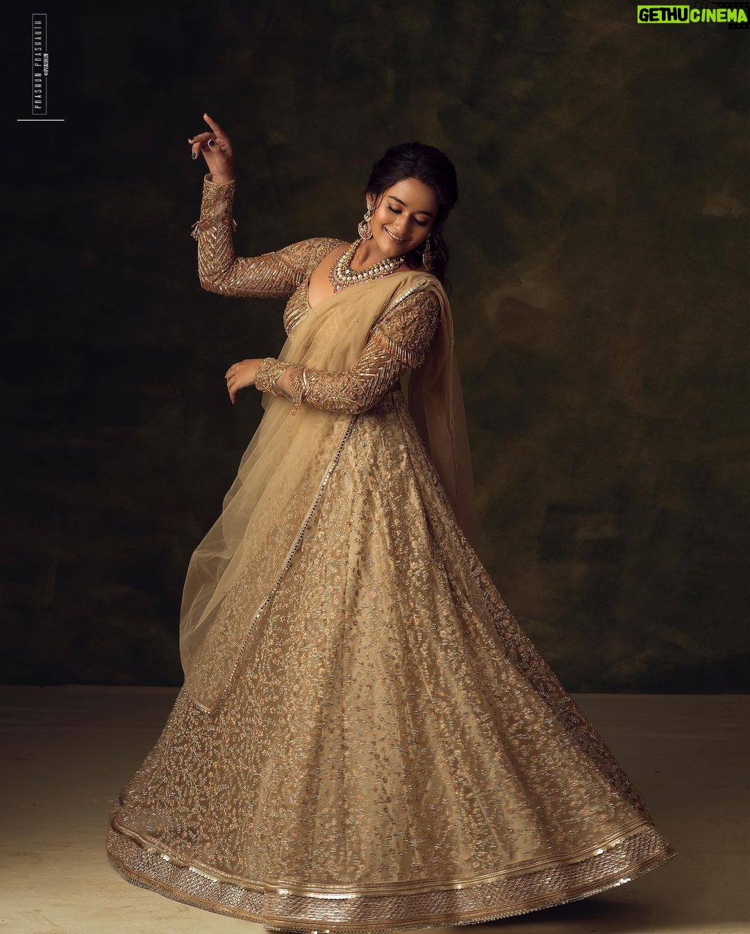 Kaavya Arivumani Instagram - Dipping In Gold ✨ .. .. Recent work for @studio149 with @kaavyaarivumanioffl ✨ .. .. Co Styled by @indu_ig ✨ .. .. Makeup & Hair @chisellemakeupandhair ✨ .. .. Jewellery @mspinkpantherjewel ✨ .. .. Backdrops from @mizubackdrops ✨ .. .. #chennaifashion #chennaimodel #she #tribal #experimentalfashion #pastels #tones #gameoftones #prashunprashanthsridhar #gold #miral #raw #prashunprashanth #chennaifashionphotographer #goldsaree #goldlehanga #chennaifashionphotography #chennaicommercialphotographer Chennai, India