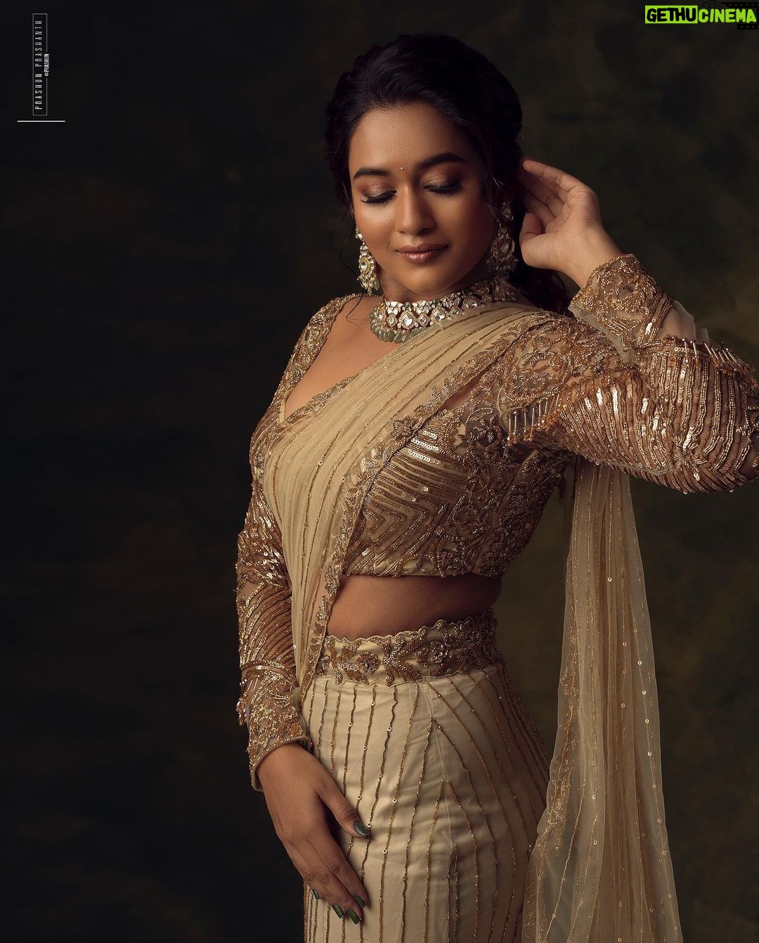 Kaavya Arivumani Instagram - Dipping In Gold ✨ .. .. Recent work for @studio149 with @kaavyaarivumanioffl ✨ .. .. Co Styled by @indu_ig ✨ .. .. Makeup & Hair @chisellemakeupandhair ✨ .. .. Jewellery @mspinkpantherjewel ✨ .. .. Backdrops from @mizubackdrops ✨ .. .. #chennaifashion #chennaimodel #she #tribal #experimentalfashion #pastels #tones #gameoftones #prashunprashanthsridhar #gold #miral #raw #prashunprashanth #chennaifashionphotographer #goldsaree #goldlehanga #chennaifashionphotography #chennaicommercialphotographer Chennai, India