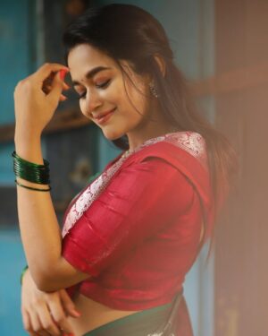 Kaavya Arivumani Instagram - யாருமில்லா தனியரங்கில் ஒரு குரல் போலே நீ எனக்குள்ளே
எங்கோ இருந்து நீ என்னை இசைக்கிறாய் இப்படிக்கு உன் இதயம்❤️
#kaavya#kaavyaarivumani 
🥻@indra.kanna 
@anayra_collections 
@sat_Narain