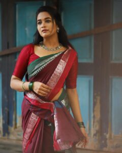 Kaavya Arivumani Instagram - யாருமில்லா தனியரங்கில் ஒரு குரல் போலே நீ எனக்குள்ளே எங்கோ இருந்து நீ என்னை இசைக்கிறாய் இப்படிக்கு உன் இதயம்❤️ #kaavya#kaavyaarivumani 🥻@indra.kanna @anayra_collections @sat_Narain