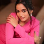 Kaavya Arivumani Instagram - Pink power🎀🌸💕🩷!Merry Christmas 🎄 Photography:@studio212_photography styled by: @ishwaryaalaguvel makeup: @zai.makeover.studio outfit: @papzclothing #kaavya#kaavyaarivumani earrings: @fineshinejewels