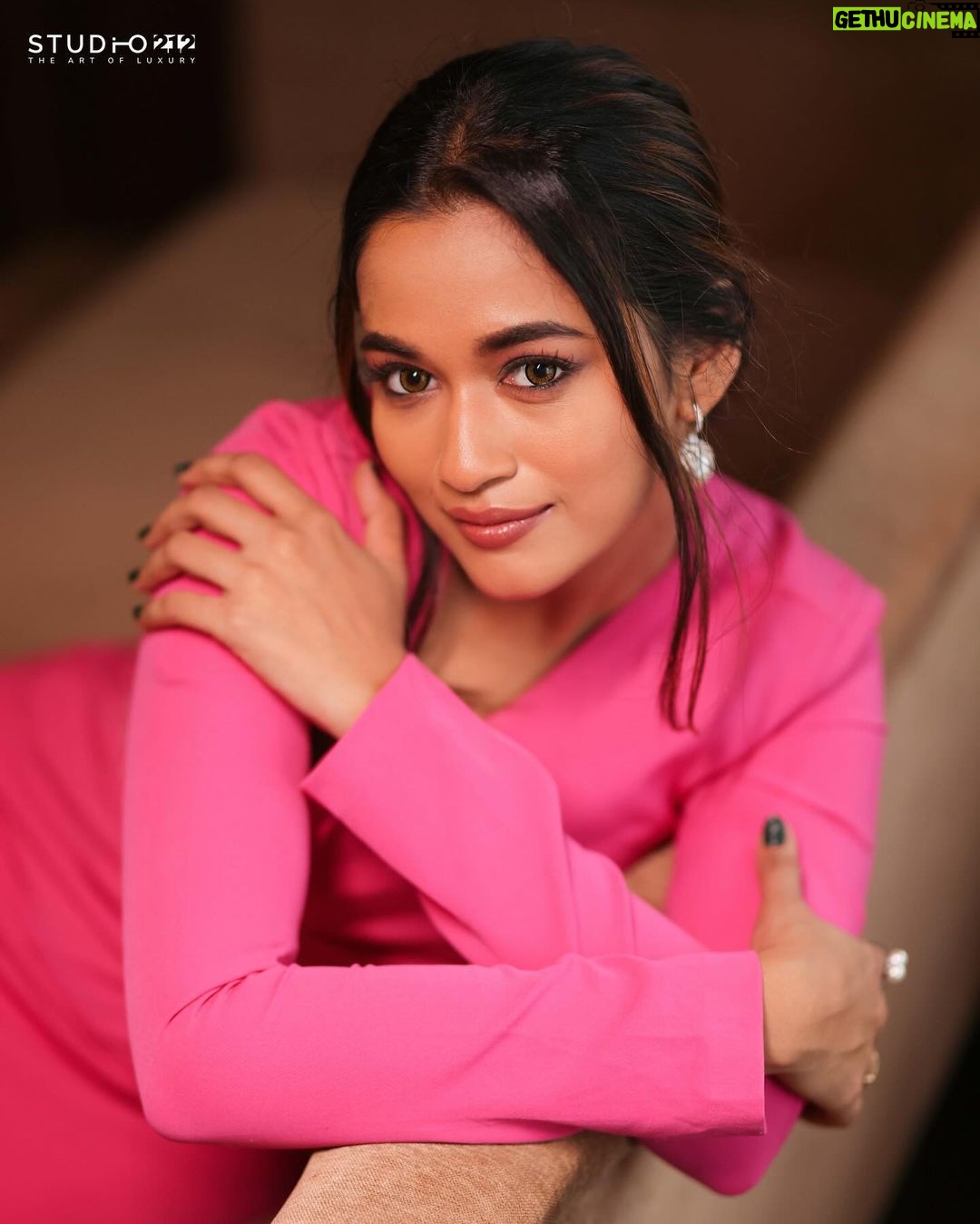 Kaavya Arivumani Instagram - Pink power๐๐ธ๐๐ฉท!Merry Christmas ๐ Photography:@studio212_photography styled by: @ishwaryaalaguvel makeup: @zai.makeover.studio outfit: @papzclothing #kaavya#kaavyaarivumani earrings: @fineshinejewels