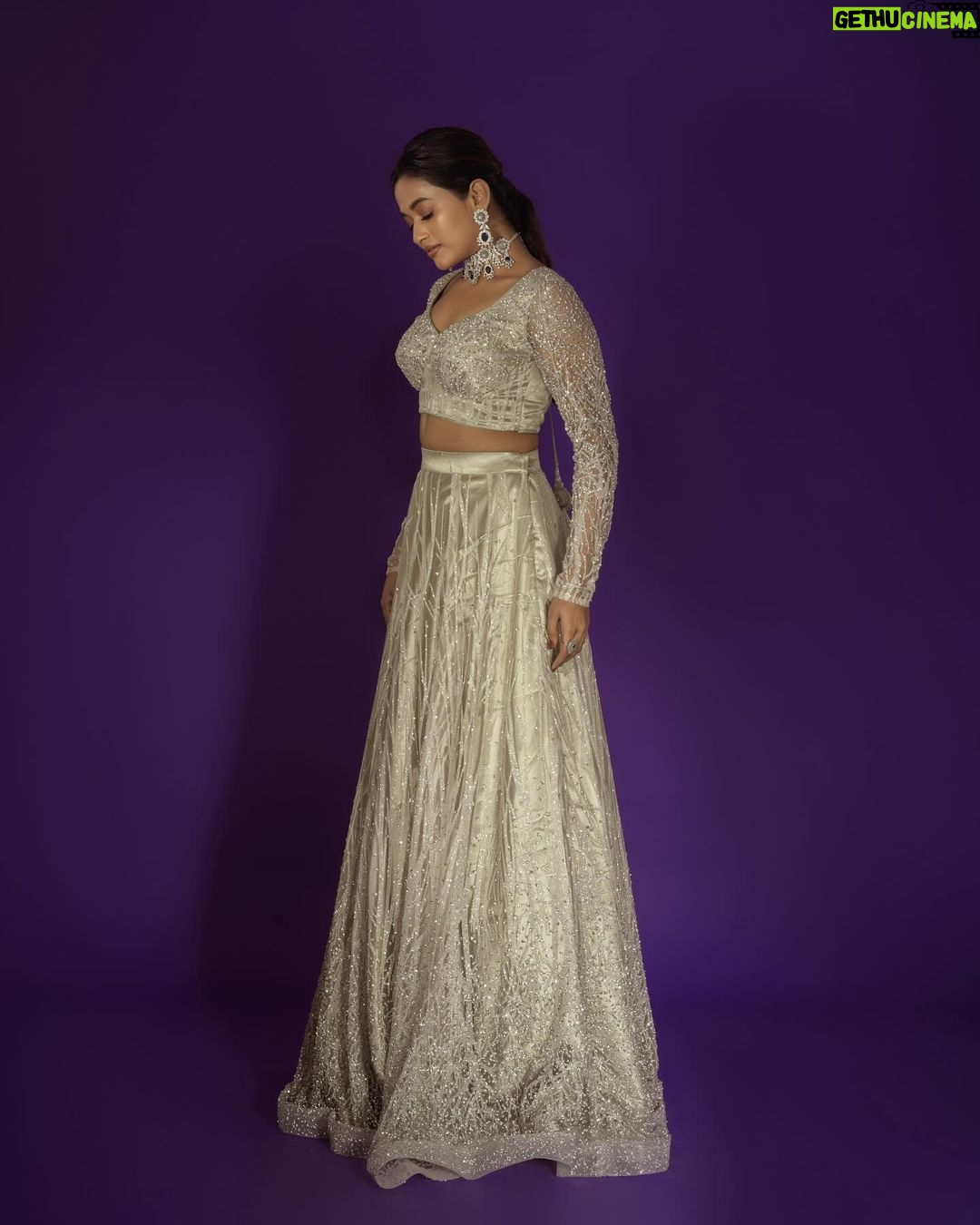 Kaavya Arivumani Instagram - Silver hues 💎🩶✨shot by @imthefashionfellow Styled by @indu_ig M & H @kaviyaartistry_off @sweh_artistry @achusai_artistry Wearing @krishkarthik_official Jewelry @aaranyarentaljewellery Assisted @_rd_styles_