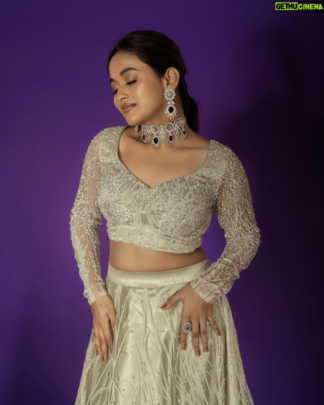 Kaavya Arivumani Instagram - Silver hues 💎🩶✨shot by @imthefashionfellow Styled by @indu_ig M & H @kaviyaartistry_off @sweh_artistry @achusai_artistry Wearing @krishkarthik_official Jewelry @aaranyarentaljewellery Assisted @_rd_styles_
