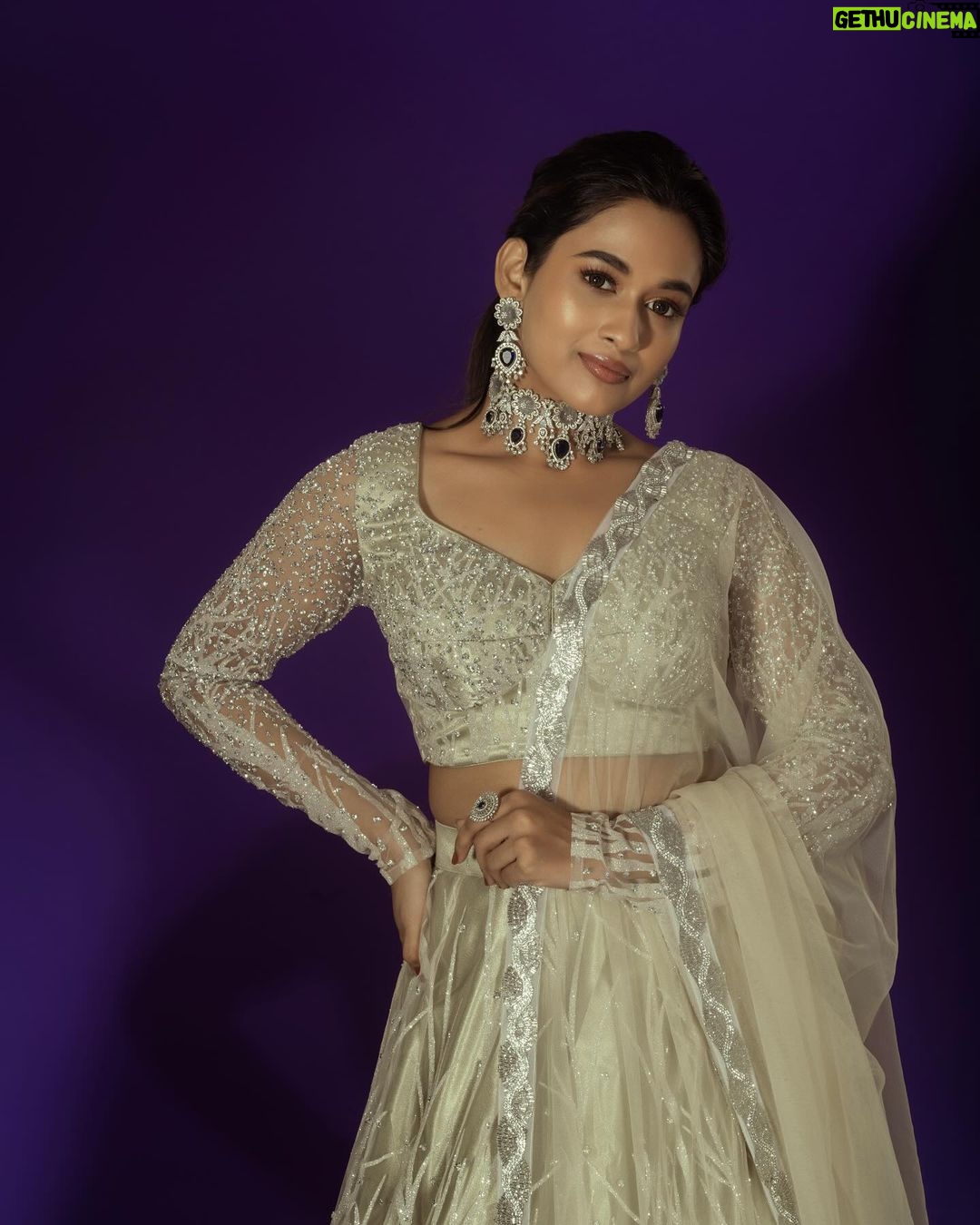 Kaavya Arivumani Instagram - Silver hues 💎🩶✨shot by @imthefashionfellow Styled by @indu_ig M & H @kaviyaartistry_off @sweh_artistry @achusai_artistry Wearing @krishkarthik_official Jewelry @aaranyarentaljewellery Assisted @_rd_styles_