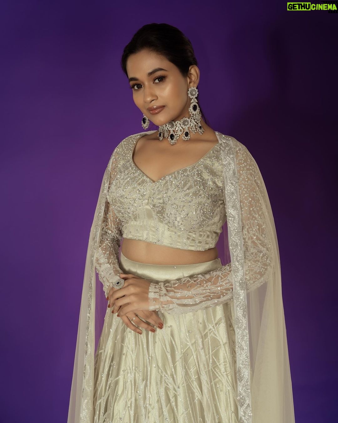 Kaavya Arivumani Instagram - Silver hues 💎🩶✨shot by @imthefashionfellow Styled by @indu_ig M & H @kaviyaartistry_off @sweh_artistry @achusai_artistry Wearing @krishkarthik_official Jewelry @aaranyarentaljewellery Assisted @_rd_styles_