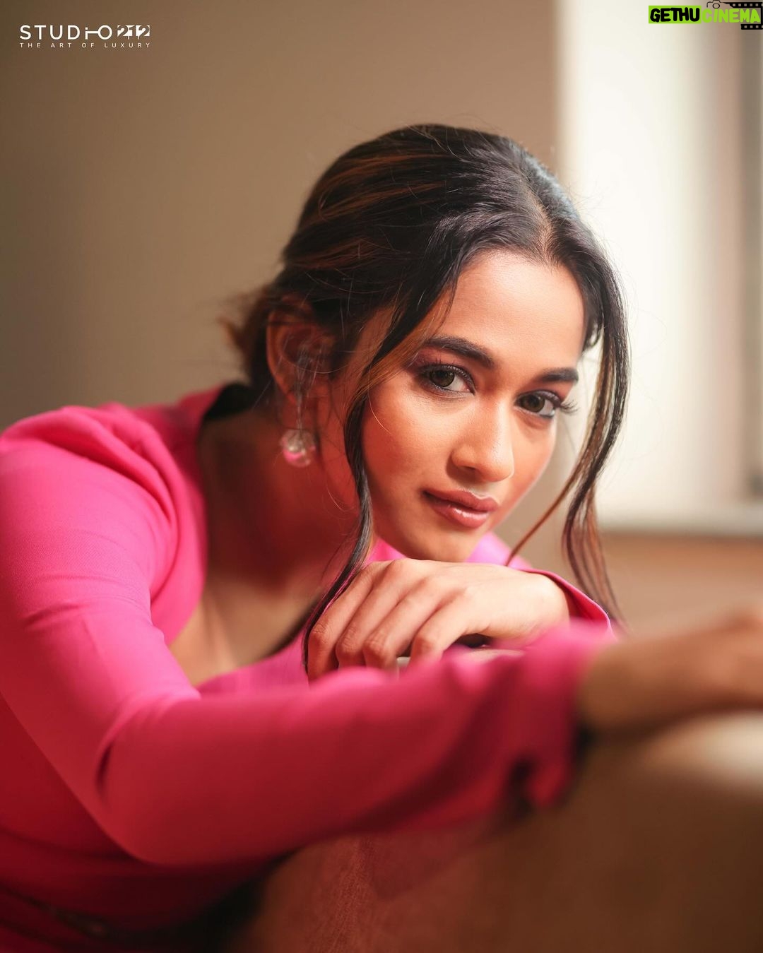 Kaavya Arivumani Instagram - Pink power๐๐ธ๐๐ฉท!Merry Christmas ๐ Photography:@studio212_photography styled by: @ishwaryaalaguvel makeup: @zai.makeover.studio outfit: @papzclothing #kaavya#kaavyaarivumani earrings: @fineshinejewels