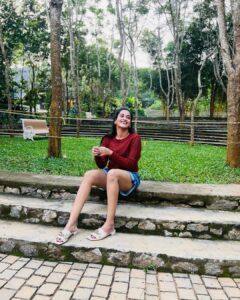 Kaavya Arivumani Instagram - Sunshine and good times ✨.,staycation vibes 💙😌 @morickapresort Thankyou for having me 🙌🏻😌 Authentic aura and the natural bliss here is just wow ☺️ #kaavya#kaavyaarivumani #staycation#trip#vacation #wayanad #wayanaddiaries Morickap Resort