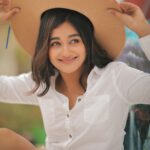 Kaavya Arivumani Instagram - These pics prove that am a Gigglemug😛☺️ @dhanush__photography @jeevya_makeoverartistry