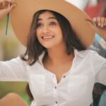 Kaavya Arivumani Instagram - These pics prove that am a Gigglemug😛☺️ @dhanush__photography @jeevya_makeoverartistry