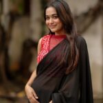 Kaavya Arivumani Instagram – Dramatic pause….

@prismatic_photography_7 
@irish_blouses 

#kaavya#kaavyaarivumani