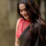 Kaavya Arivumani Instagram – Dramatic pause….

@prismatic_photography_7 
@irish_blouses 

#kaavya#kaavyaarivumani