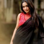 Kaavya Arivumani Instagram – Dramatic pause….

@prismatic_photography_7 
@irish_blouses 

#kaavya#kaavyaarivumani
