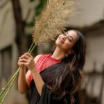 Kaavya Arivumani Instagram – Dramatic pause….

@prismatic_photography_7 
@irish_blouses 

#kaavya#kaavyaarivumani