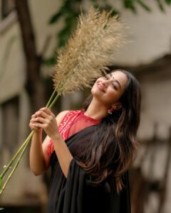 Kaavya Arivumani Instagram - Dramatic pause…. @prismatic_photography_7 @irish_blouses #kaavya#kaavyaarivumani
