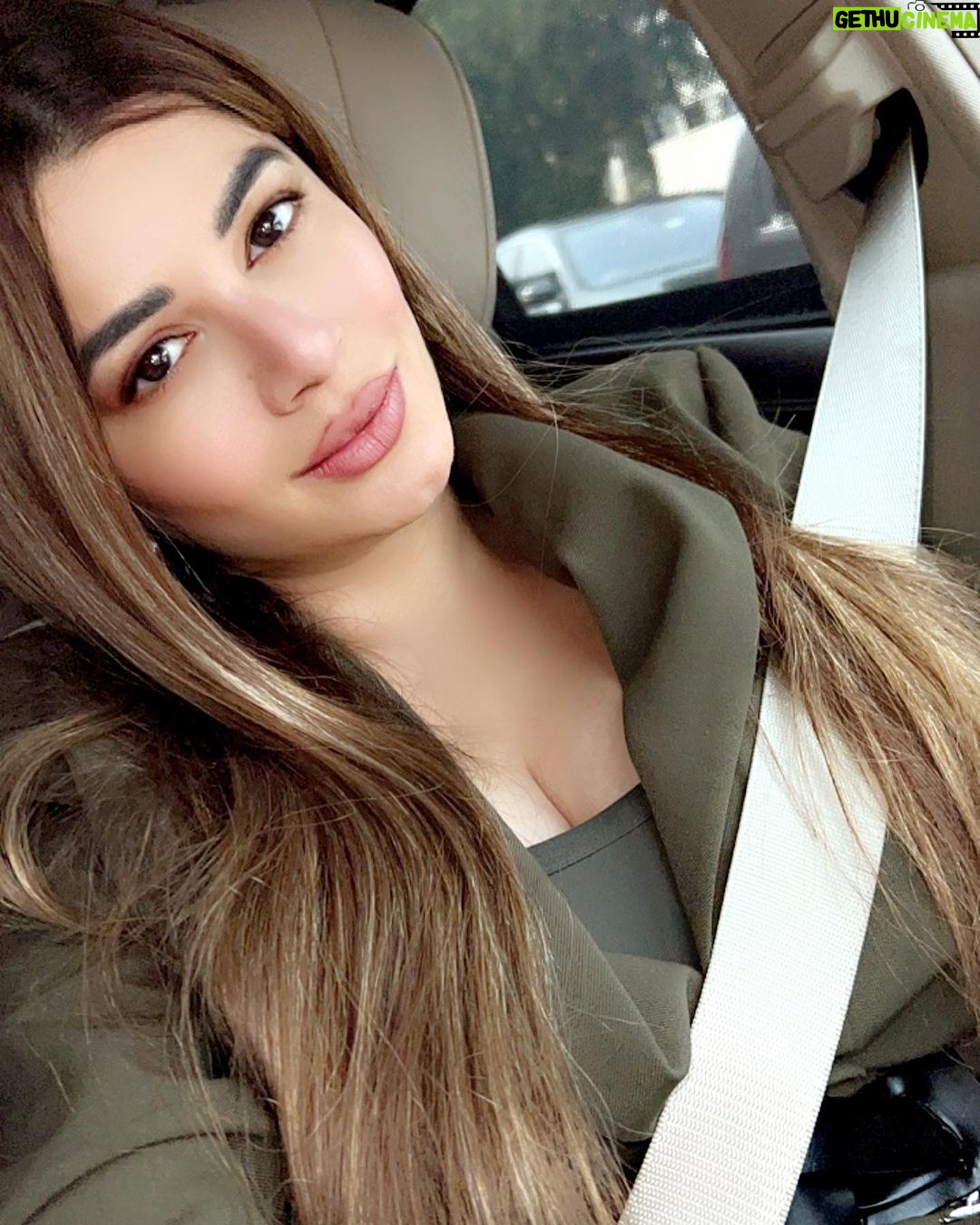 Kainaat Arora Instagram - See you #Bilaspur today at #Raasdandiya 🙏🙏🙏 . . . ✈️✈️✈️ #kainaatarora #WorkDayAhead #WorkScenes #worktravel Chhatrapati Shivaji International Airport
