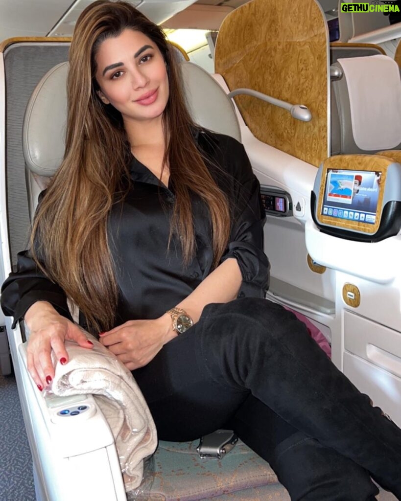 Kainaat Arora Instagram - Another day Another ✈️ ✈️✈️ . . . #kainnataroraa #kainaatarora #flyingtime #travelscenes #goodtimes Emirates A380 Business class